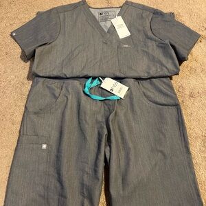 NWT Figs Graphite Set - Medium Catarina One Pocket - Large Kade Cargo Bottoms